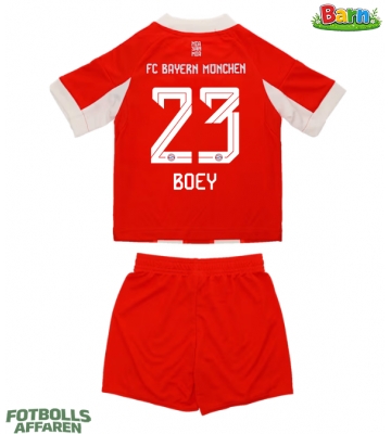 Bayern Munich Sacha Boey #23 Hemmaställ Barn 2025-26 Kortärmad (+ Korta byxor)